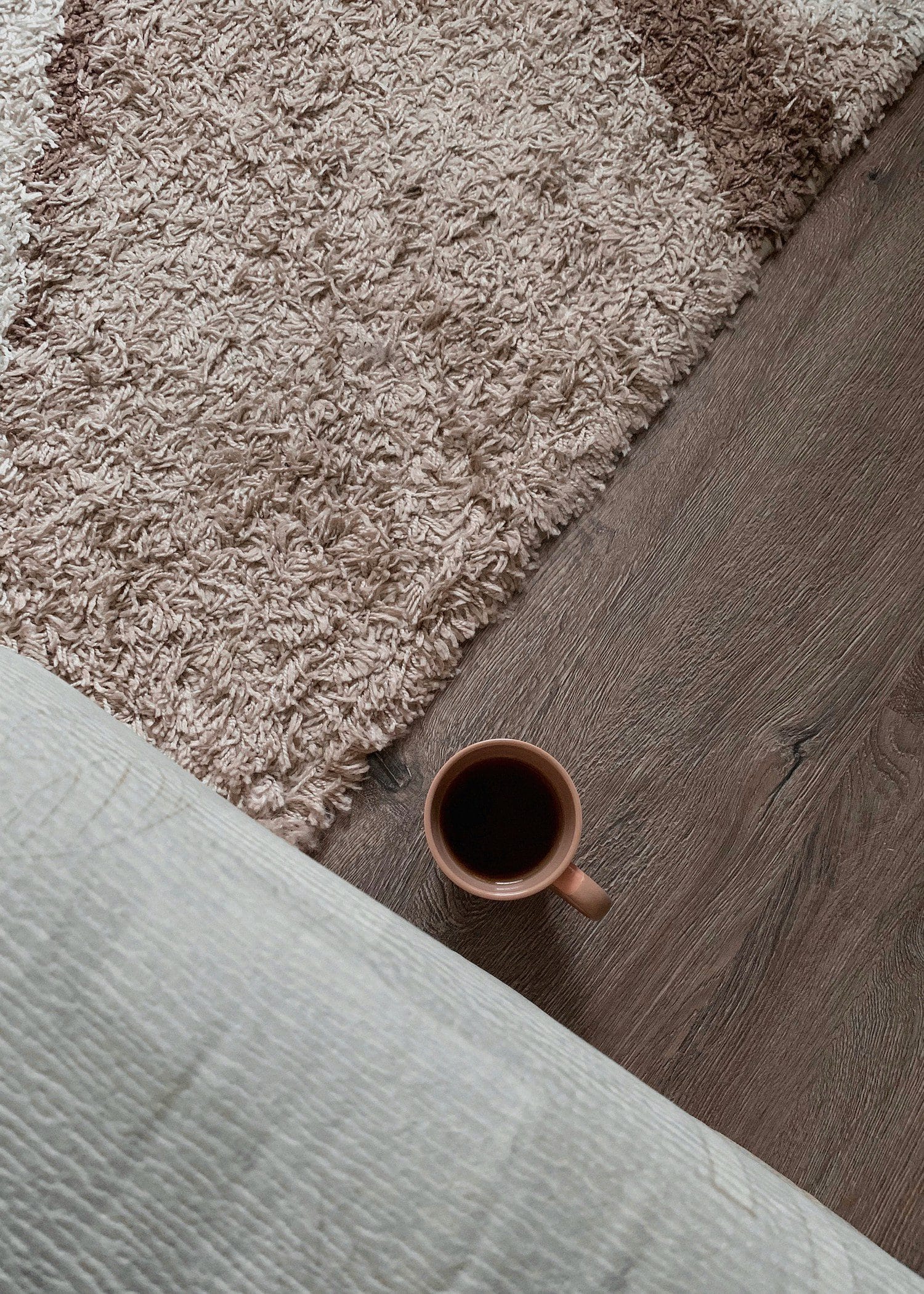 Så enkelt fjerner du flekker fra teppet. Fjern alt fra rødvin til kaffe effektivt og uten skadelige kjemikalier.
