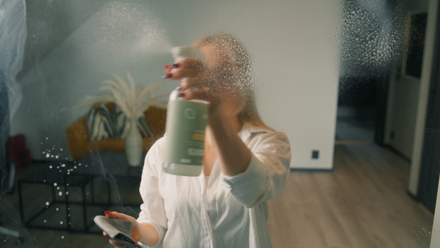 Vask glass og speil med På Stell Universalspray. Helt uten skadelige kjemikalier.